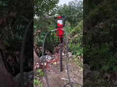 Zuivere vloeibare explosieven met steenhamer