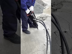 Zuivere vloeibare explosieven met steenhamer